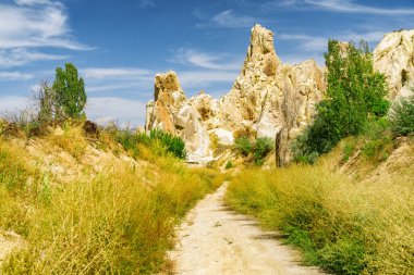 Kapadokya, Türkiye 'deki Aşk Vadisi' ndeki kaya oluşumlarının muhteşem manzarası. Goreme Tarihi Ulusal Parkı 'nın muhteşem manzarası. Kapadokya Türkiye 'nin popüler bir turizm beldesi.