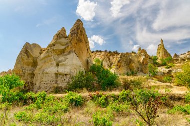 Kapadokya, Türkiye 'deki Aşk Vadisi' ndeki kaya oluşumlarının muhteşem manzarası. Goreme Tarihi Ulusal Parkı 'nın muhteşem manzarası. Kapadokya Türkiye 'nin popüler bir turizm beldesi.