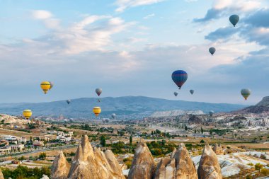 Goreme Tarihi Ulusal Parkı üzerinde uçan renkli sıcak hava balonlarının muhteşem manzarası. Kapadokya 'nın muhteşem manzarası, Türkiye.