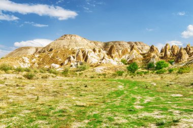 Türkiye 'nin Kapadokya kentindeki Pasabag Vadisi' ndeki kaya oluşumlarının muhteşem manzarası. Goreme Tarihi Ulusal Parkı 'nın muhteşem manzarası. Kapadokya Türkiye 'nin popüler bir turizm beldesi.