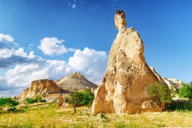 Türkiye 'nin Kapadokya kentindeki Pasabag Vadisi' ndeki kaya oluşumlarının muhteşem manzarası. Goreme Tarihi Ulusal Parkı 'nın muhteşem manzarası. Kapadokya Türkiye 'nin popüler bir turizm beldesi.
