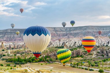 Goreme Tarihi Ulusal Parkı üzerinde uçan renkli sıcak hava balonlarının muhteşem manzarası. Kapadokya 'nın muhteşem manzarası, Türkiye.