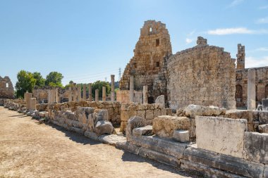 Antalya ilinin Perge (Perga) manzaralı harabeleri. Antik Yunan şehrinin muhteşem manzarası. Perge Türkiye 'de popüler bir turizm beldesi.
