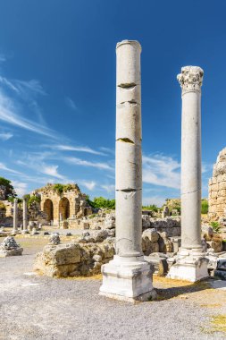 Antalya ilinin Perge (Perga) manzaralı harabeleri. Antik Yunan şehrinin muhteşem manzarası. Perge Türkiye 'de popüler bir turizm beldesi.