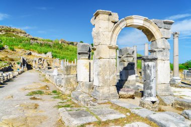 Antalya ilinin Perge (Perga) manzaralı harabeleri. Antik Yunan şehrinin muhteşem manzarası. Perge Türkiye 'de popüler bir turizm beldesi.