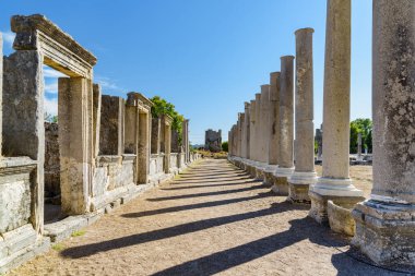 Türkiye 'nin Antalya ilinin Perge (Perga) kentindeki agora kalıntıları. Antik Yunan şehrinin muhteşem manzarası. Perge Türkiye 'de popüler bir turizm beldesi.