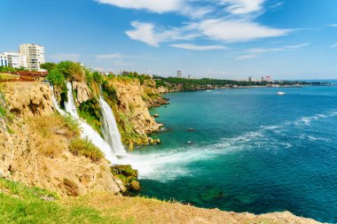 Türkiye 'nin Antalya kentindeki Duden Şelaleleri. Su, platformdan Akdeniz 'e 40 metre yükseliyor. Duden Şelaleleri Türkiye 'de popüler bir turizm merkezi..