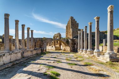 Antalya ilinin Perge ilçesinde sahne sütunları (Perga). Antik Yunan şehrinin muhteşem manzarası. Perge Türkiye 'de popüler bir turizm beldesi.