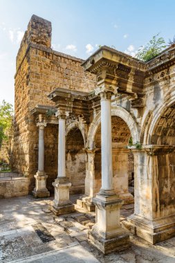 Antalya 'nın Kaleici kentindeki Hadrian Kapısı' nın (Uckapilar) muhteşem manzarası. Kaleici bölgesi tarihi kent merkezi ve Türkiye 'de popüler bir turistik merkezdir..