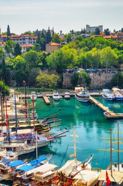 Kaleici 'deki Antalya Marina manzarası. Kaleici bölgesi tarihi kent merkezi ve Türkiye 'de popüler bir turistik merkezdir..