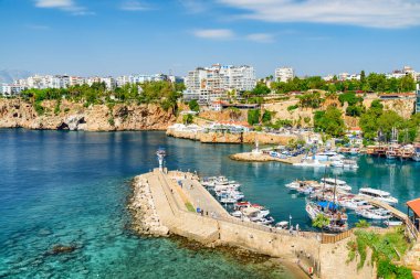 Kaleici 'deki Antalya Marina manzarası. Kaleici bölgesi tarihi kent merkezi ve Türkiye 'de popüler bir turistik merkezdir..
