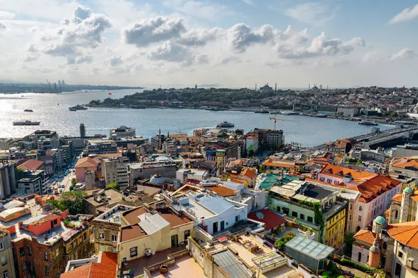 İstanbul, Türkiye 'deki Altın Boynuz' un havadan görünüşü. Galata Kulesi 'nden inanılmaz bir şehir manzarası. İstanbul dünyada popüler bir turizm beldesi.