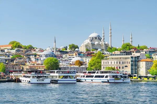 İstanbul silueti, Türkiye. Altın Boynuz 'un karşısındaki Süleyman Camii' nin muhteşem manzarası. İstanbul dünyanın popüler bir turizm beldesi.