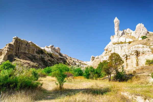 Türkiye 'nin başkenti Kapadokya' daki Güvercin Vadisi 'ndeki kaya oluşumlarının muhteşem manzarası. Goreme Tarihi Ulusal Parkı 'nın muhteşem manzarası. Kapadokya Türkiye 'nin popüler bir turizm beldesi.