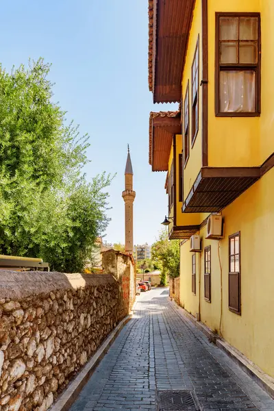 Antalya 'nın Kaleici ilçesindeki eski bir caddedeki geleneksel Osmanlı evlerinin manzarası. Kaleici bölgesi tarihi kent merkezi ve Türkiye 'de popüler bir turistik merkezdir..
