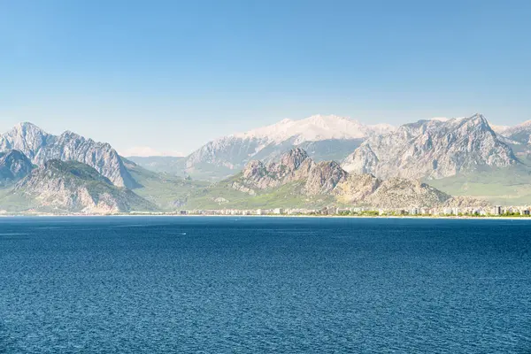 Antalya sahil şeridinin muhteşem manzarası. Antalya Türkiye 'de popüler bir turizm beldesi.