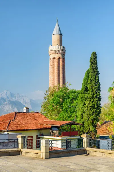 Antalya 'nın Kaleici kentindeki Yivli Minare Camii' nin (Alaaddin Camii) muhteşem manzarası. Kaleici bölgesi tarihi kent merkezidir. Flütlü minare Türkiye 'de popüler bir turizm merkezi..
