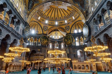 İstanbul, Türkiye - 14 Eylül 2021: Ayasofya 'nın İçi. Ulu Cami ve eski adıyla Kilise, İstanbul 'un hacılar ve turistleri arasında popüler bir yerdir..