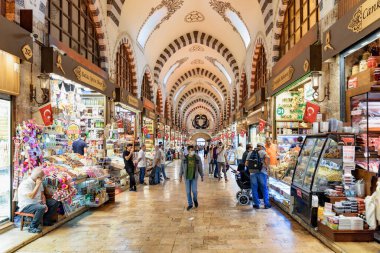 İstanbul, Türkiye - 15 Eylül 2021: Mısır Pazarı 'nın İçi. Tarihi pazar popüler bir turizm merkezidir ve en büyük ve en eski pazarlardan biridir..