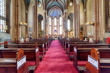 İstanbul, Türkiye - 17 Eylül 2021: Istiklal Caddesi 'ndeki Aziz Anthony Kilisesi' nin muhteşem iç mekanı. Bazilika, dünyadaki hacılar ve turistler arasında popüler bir yerdir..