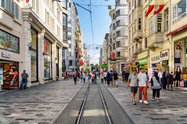İstanbul, Türkiye - 15 Eylül 2021: Güneşli bir günde İstiklal Caddesi manzarası. Yaya caddesi boyunca turistler ve sakinler yürüyor.