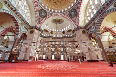İstanbul, Türkiye - 16 Eylül 2021: Süleyman Camii, İstanbul, Türkiye 'deki ibadethane. Osmanlı İmparatorluk Camii turistler ve hacılar arasında popüler bir yerdir..
