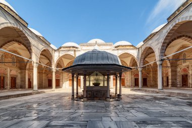 Türkiye 'nin İstanbul kentindeki Seyzade Camii' nin avlusundaki abdest çeşmesi. Osmanlı İmparatorluk Camii dünyadaki turistler ve hacılar arasında popüler bir yerdir..
