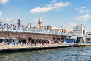İstanbul, Türkiye - 19 Eylül 2021: Altın Boynuz üzerindeki Galata Köprüsü 'nde sahnelenen balık restoranları. İstanbul dünyanın popüler bir turizm beldesi.