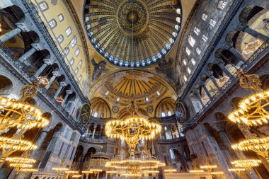 İstanbul, Türkiye - 19 Eylül 2021: Ayasofya 'nın İçi. Ulu Cami ve eski adıyla Kilise, İstanbul 'un hacılar ve turistleri arasında popüler bir yerdir..