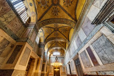 İstanbul, Türkiye - 19 Eylül 2021: Ayasofya 'daki iç narthex' in muhteşem iç mekanı. Geçidin küçük kubbeleri inanılmaz mozaiklerle kaplı..