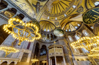 İstanbul, Türkiye - 19 Eylül 2021: Ayasofya 'nın İçi. Ulu Cami ve eski adıyla Kilise, İstanbul 'un hacılar ve turistleri arasında popüler bir yerdir..