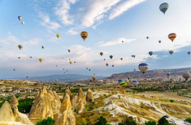 Kapadokya, Türkiye - 22 Eylül 2021: Goreme Tarih Ulusal Parkı üzerinde uçan renkli sıcak hava balonlarının muhteşem manzarası. Kapadokya 'nın muhteşem manzarası, Türkiye.
