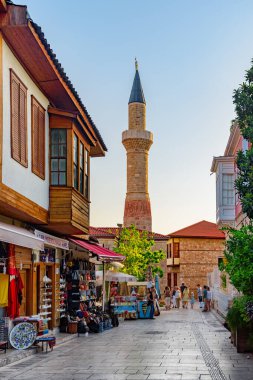 Antalya, Türkiye - 28 Eylül 2021: Kesik Minare 'nin muhteşem manzarası ve Kaleici' de eski bir sokak. Kaleici bölgesi tarihi kent merkezi ve Türkiye 'de popüler bir turistik merkezdir..