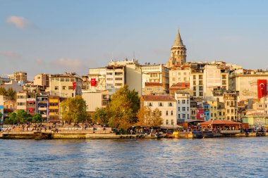 İstanbul, Türkiye - 1 Kasım 2021: İstanbul gün batımında ufuk çizgisi. Galata Kulesi 'nin muhteşem manzarası. İstanbul popüler bir turizm beldesi.