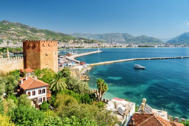 Türkiye 'nin Alanya kentindeki Akdeniz kıyısındaki Kizil Kule' nin muhteşem manzarası. Kızıl Kule Türkiye 'de popüler bir turizm merkezi..