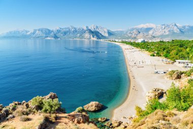 Antalya 'daki Konyaalti Sahili ve Park' ın muhteşem manzarası. İHA sahilde uçuyor. Konyaalti Plajı Türkiye 'de popüler bir turizm merkezi.