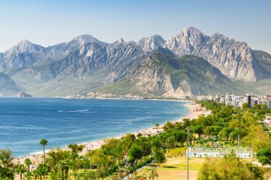 Antalya 'daki Konyaalti Sahili ve Park' ın muhteşem manzarası. İHA sahilde uçuyor. Konyaalti Plajı Türkiye 'de popüler bir turizm merkezi.