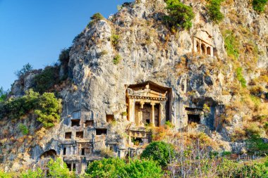 Fethiye, Türkiye 'deki Amyntas Mezarı manzarası. Şu anda Fethiye 'de bulunan Antik Telmessos' taki Lycian Rock Tombs Türkiye 'de popüler bir turizm merkezi..