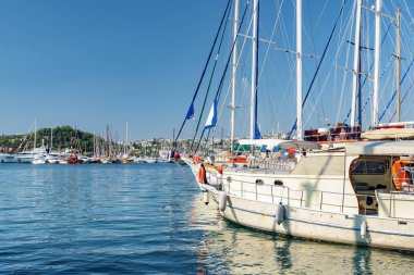 Milta Bodrum Marina 'da demirlemiş yatların manzarası. Liman kenti, Türk Rivierası 'nda popüler bir turizm beldesi..