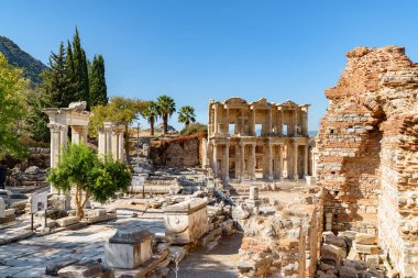 Efes 'teki Celsus Kütüphanesi' nin muhteşem manzarası. İzmir 'in Selcuk ilçesindeki antik Yunan kentinin kalıntıları. Efes, Türkiye 'de popüler bir turizm merkezi..