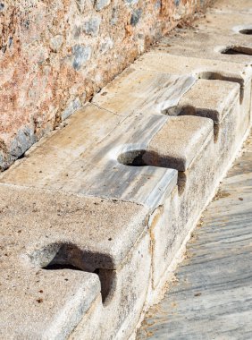 Efes (Efes) tuvaletlerinin manzaralı harabeleri. Türkiye 'nin İzmir ilindeki antik Yunan kentinin belediye tuvaletlerinin muhteşem manzarası. Efes, Türkiye 'de popüler bir turizm merkezi..