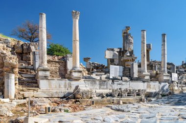 Efes 'teki harabelerin manzarası. Türkiye 'nin İzmir ilinin Selcuk ilçesindeki antik Yunan kentinin kalıntıları. Efes, Türkiye 'de popüler bir turizm merkezi..