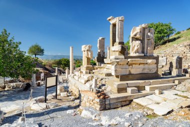 Efes 'teki harabelerin manzarası. Türkiye 'nin İzmir ilinin Selcuk ilçesindeki antik Yunan kentinin kalıntıları. Efes, Türkiye 'de popüler bir turizm merkezi..