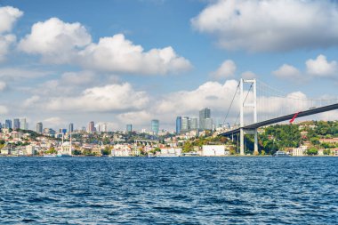 Avrupa 'yı Asya' ya bağlayan Boğaz Köprüsü 'nün (15 Temmuz Şehitler Köprüsü) görüntüsü. İstanbul silueti. Şehir dünyada popüler bir turizm merkezidir..