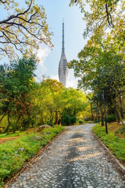 Parktan Camlica Kulesi 'nin manzarası. Kule turistler ve sakinler için yeni bir ilgi odağı..