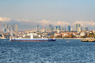 Alışılmadık İstanbul silueti, Türkiye. Feribot Boğaz 'ı geçiyor. İstanbul 'un modern binalarının muhteşem manzarası.