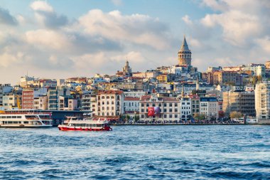 İstanbul silueti. Galata Kulesi 'nin muhteşem manzarası. İstanbul popüler bir turizm beldesi.