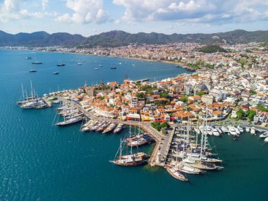 Marmaris 'in hava görüntüsü. Liman kenti, Türk Rivierası 'nda popüler bir turizm beldesi..