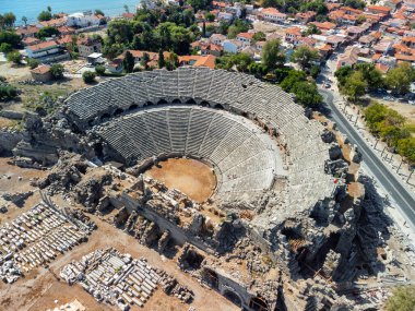 Side, Türkiye 'deki antik tiyatronun havadan görünüşü. Tarafı Türkiye 'de popüler bir turizm beldesi.