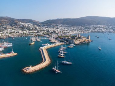 Türkiye 'deki Bodrum Marina ve Bodrum Şatosu' nun muhteşem hava manzarası. Liman kenti, Türk Rivierası 'nda popüler bir turizm beldesi..